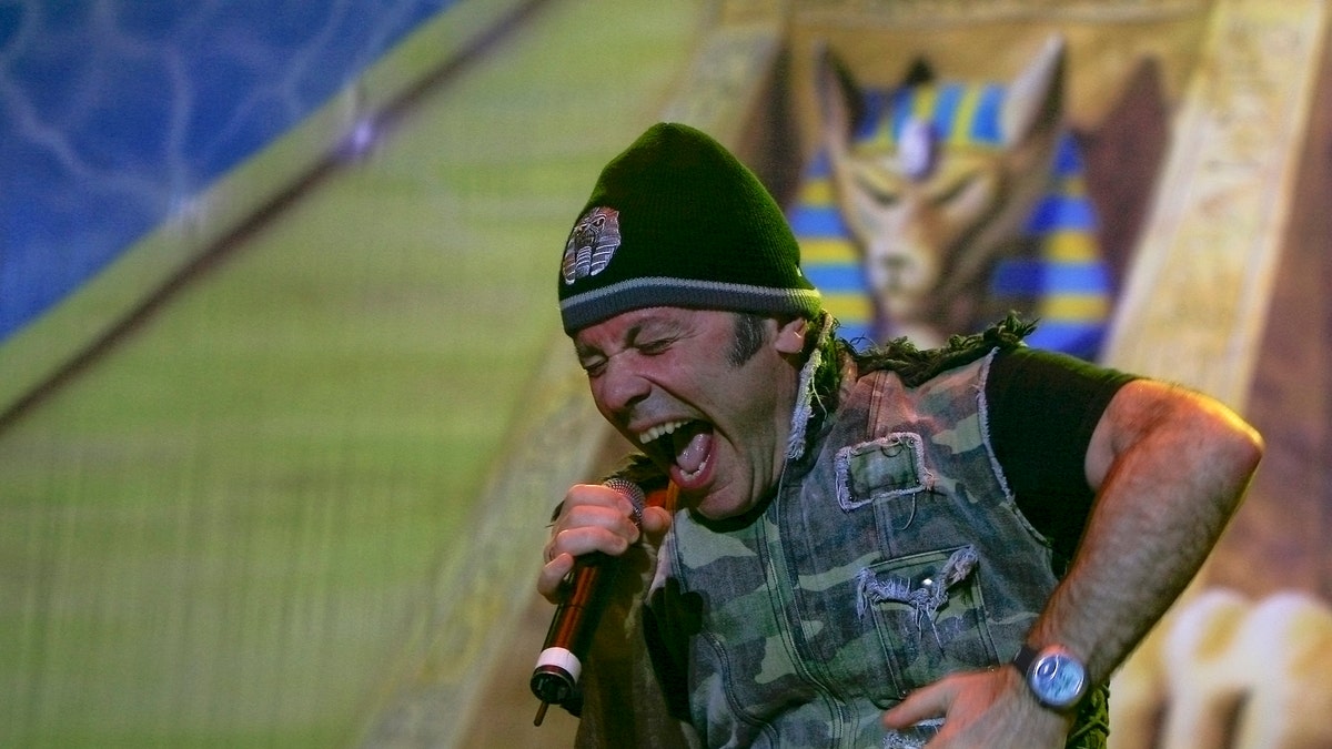 Iron Maiden singer Bruce Dickinson treated for tongue cancer | Fox News
