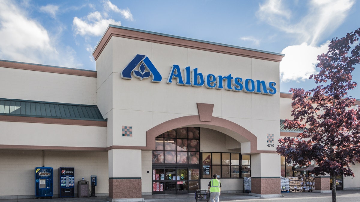 Eugene, Oregon, USA - July 20, 2014: Albertsons Grocery Store location in Eugene, Oregon. Albertsons provides grocery food products as well as pharmaceuticals and day to day household products across the United States northwest with more than a 1000 locations.