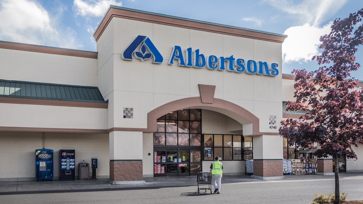 Eugene, Oregon, USA - July 20, 2014: Albertsons Grocery Store location in Eugene, Oregon. Albertsons provides grocery food products as well as pharmaceuticals and day to day household products across the United States northwest with more than a 1000 locations.