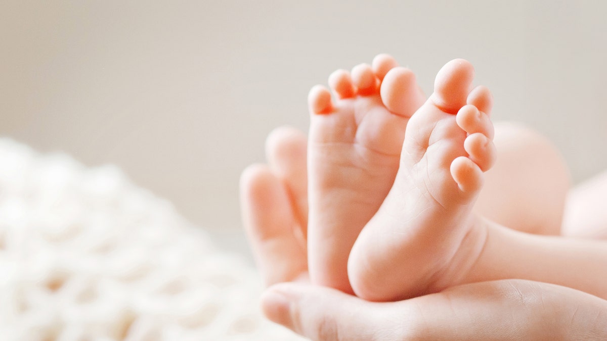 newborn_feet