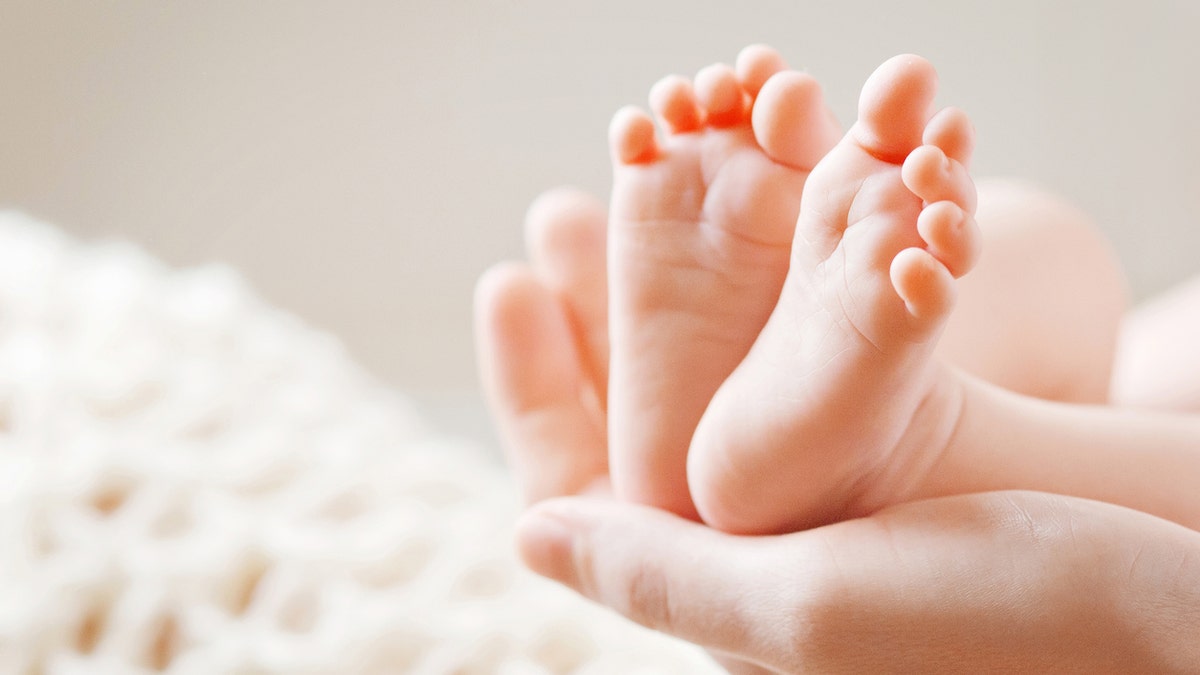 newborn_feet