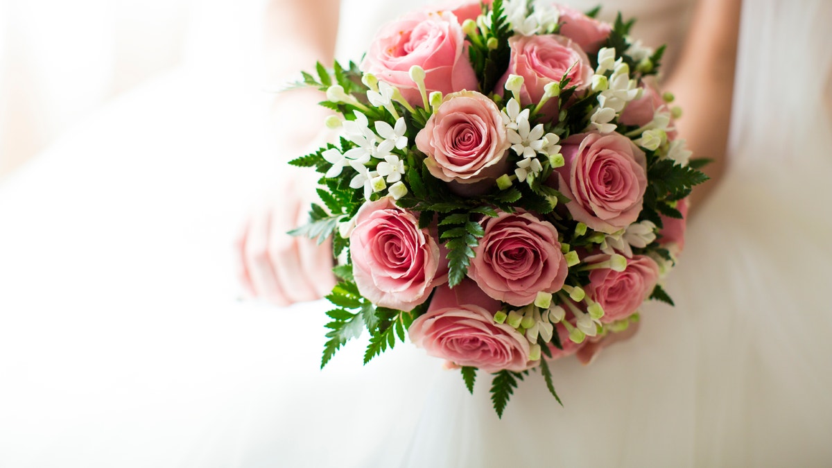 wedding_bouquet_dress_istock