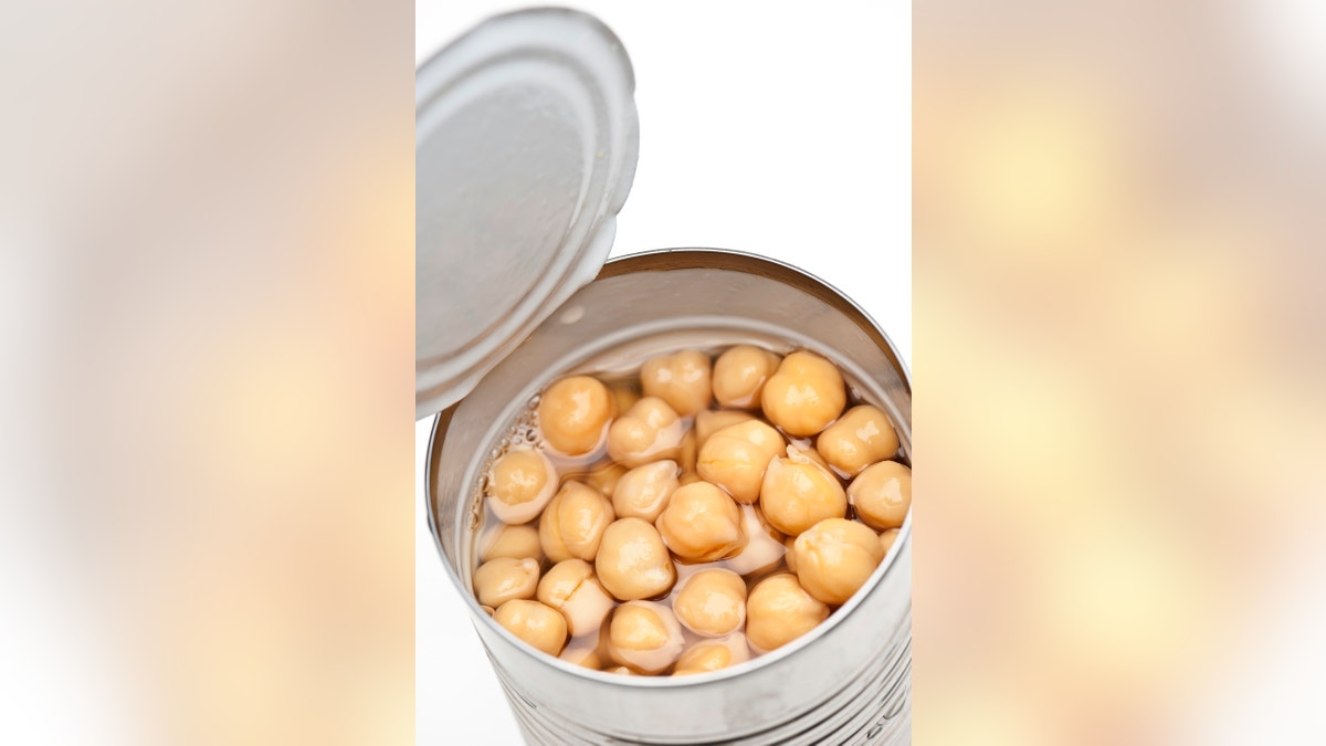 chickepeas_can_istock