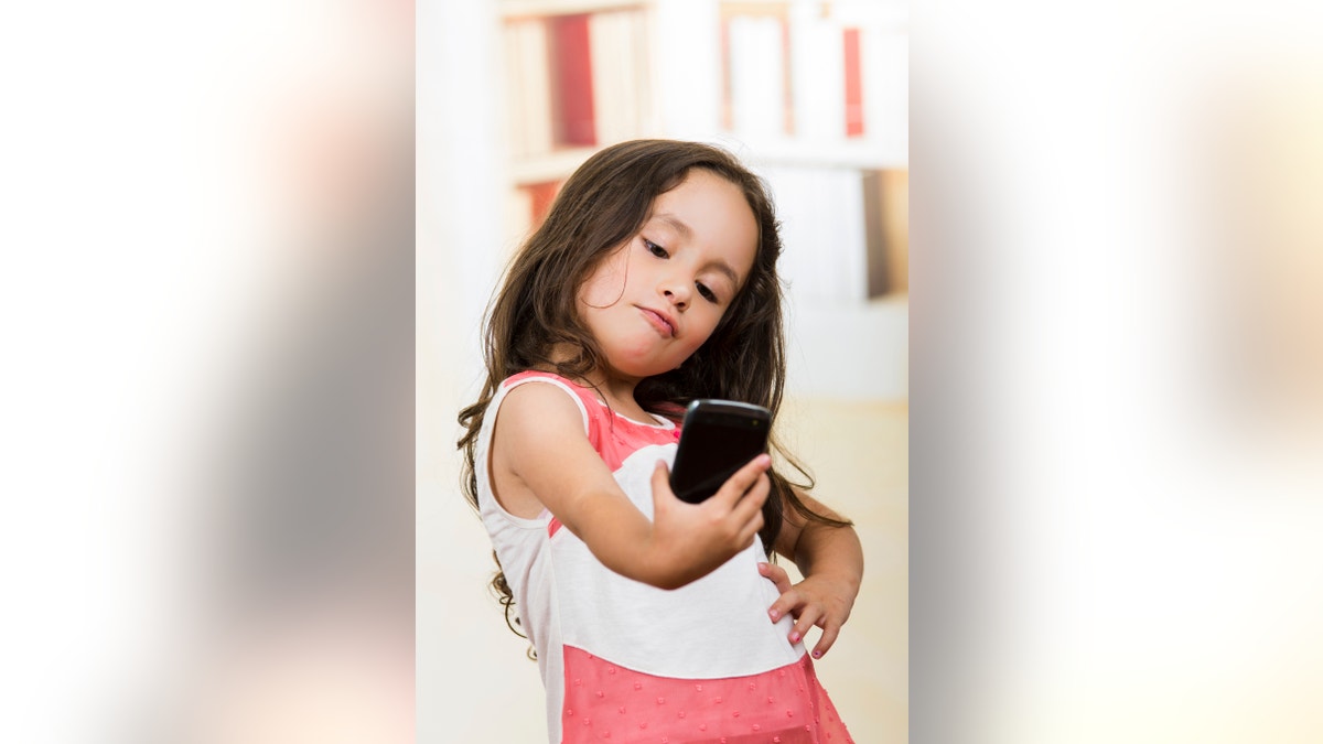 selfie_child_girl_istock