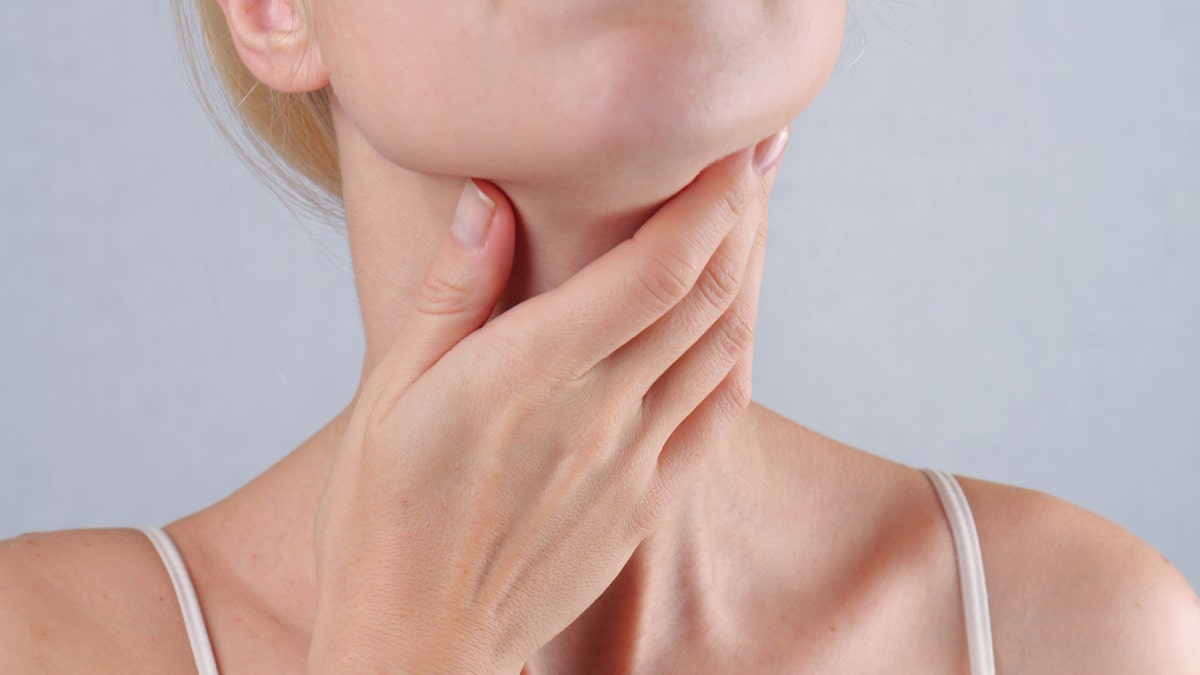 woman_throat_thyroid
