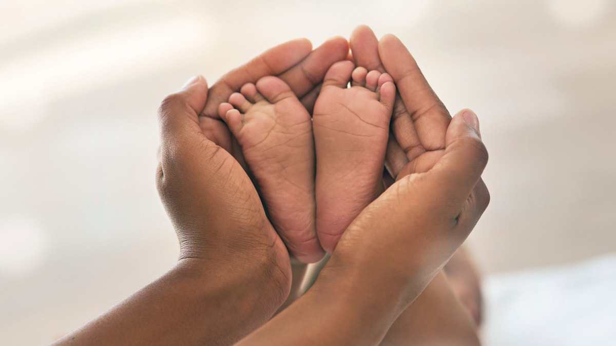 baby_feet_hands_istock