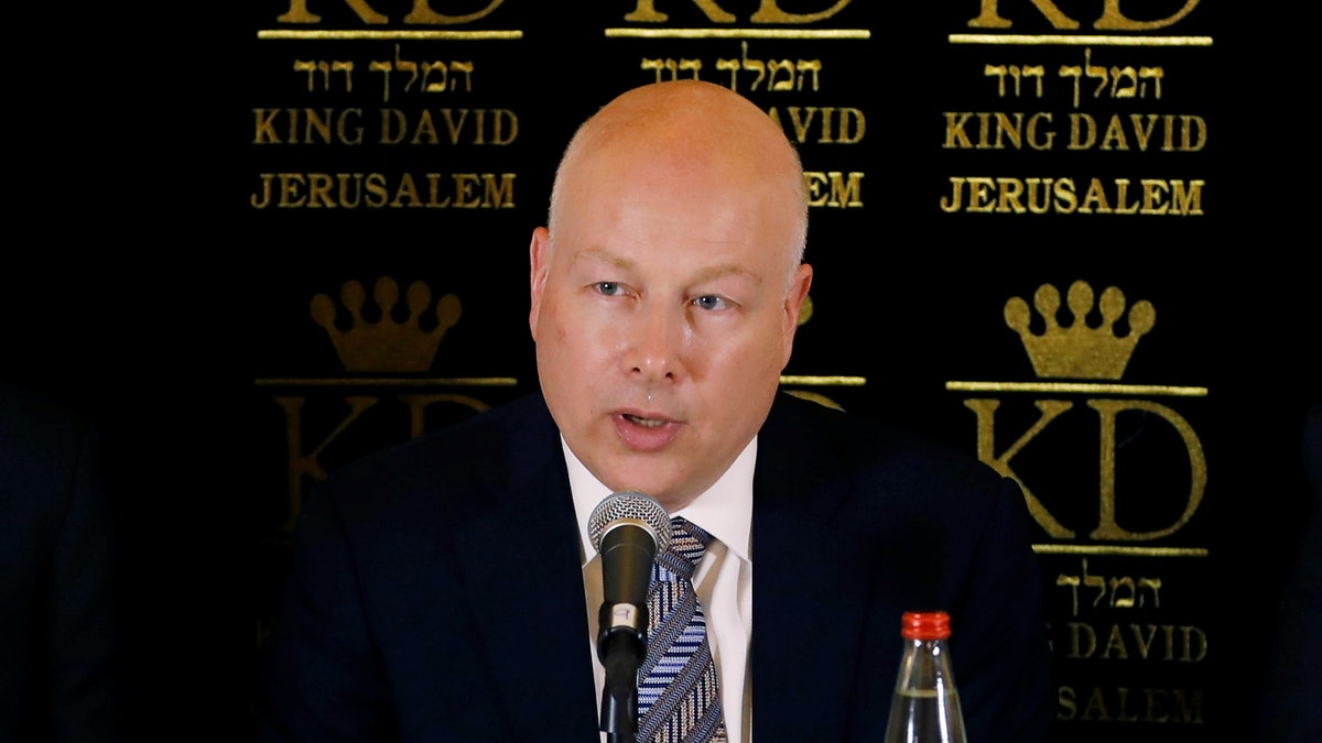 Jason Greenblatt (C), U.S. President Donald Trump's Middle East envoy, sits next to Tzachi Hanegbi (L), Israeli Minister of Regional Cooperation and Mazen Ghoneim, head of the Palestinian Water Authority, during a news conference in Jerusalem July 13, 2017. REUTERS/Ronen Zvulun - RTX3B939