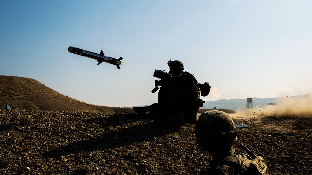 A U.S. soldier from Dragon Troop of the 3rd Cavalry Regiment fires a Javelin missile system during their first training exercise of the new year near operating base Gamberi in the Laghman province of Afghanistan January 1, 2015. REUTERS/Lucas Jackson (AFGHANISTAN - Tags: CIVIL UNREST POLITICS MILITARY TPX IMAGES OF THE DAY) - GM1EB111SMJ01