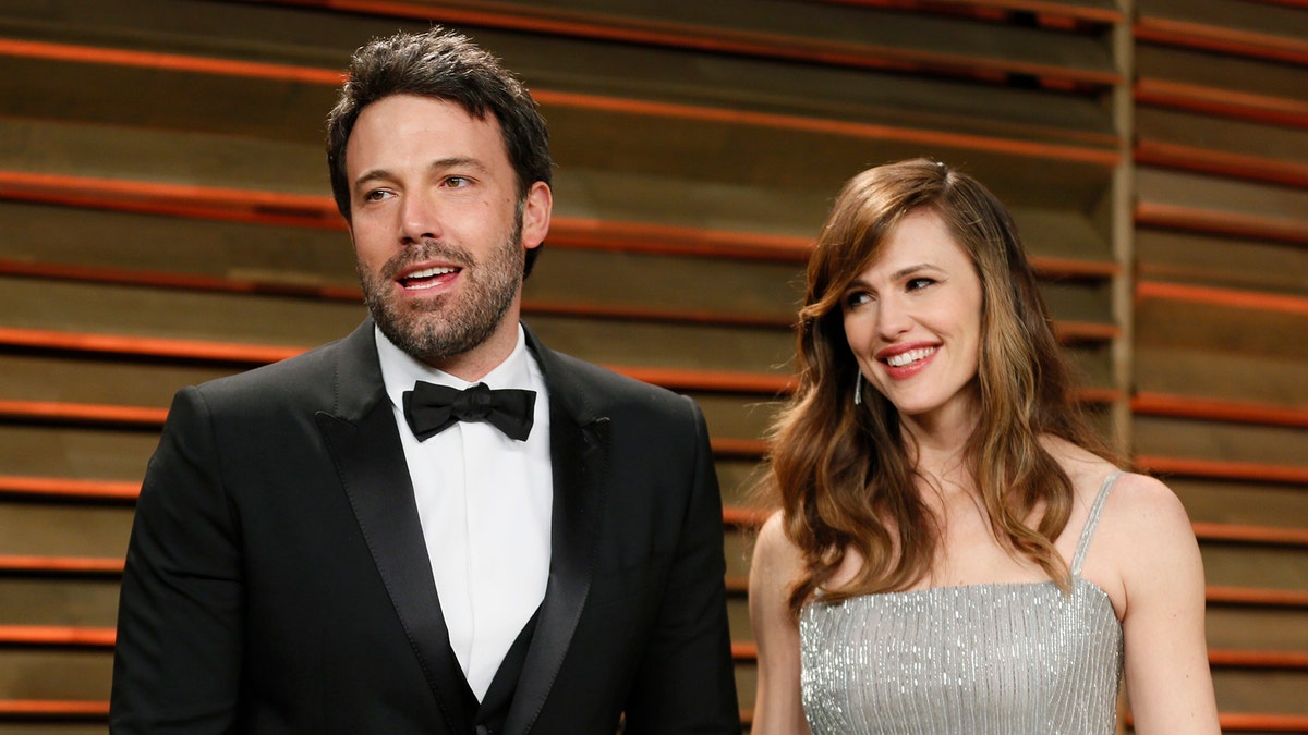 Actor Ben Affleck and his wife, actress Jennifer Garner arrive at the 2014 Vanity Fair Oscars Party in West Hollywood, California March 2, 2014. REUTERS/Danny Moloshok (UNITED STATES  - Tags: ENTERTAINMENT)(OSCARS-PARTIES) - RTR3FYTG