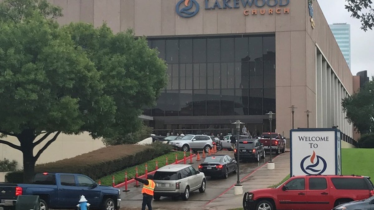 Vehicles queue to deliver supplies for Hurricane Harvey evacuees at the nondenominational Lakewood Church, founded by pastor Joel Osteen, in Houston, Texas, U.S. August 29, 2017. REUTERS/Ernest Scheyder - RC144976D8F0