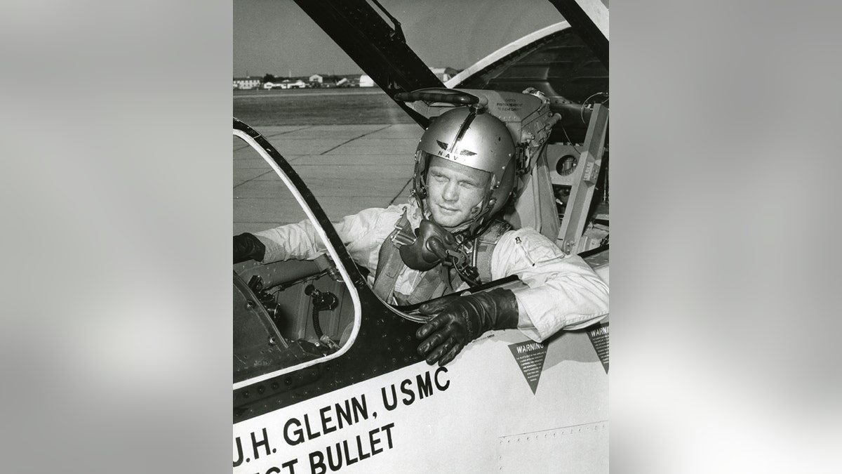 کاک پٹ میں جان گلین کی تصویر ان کے F8U-1P صلیبی جنگجو کے دوران "پروجیکٹ بلٹ" ریکارڈ توڑنے والی بین البراعظمی پرواز، 1957