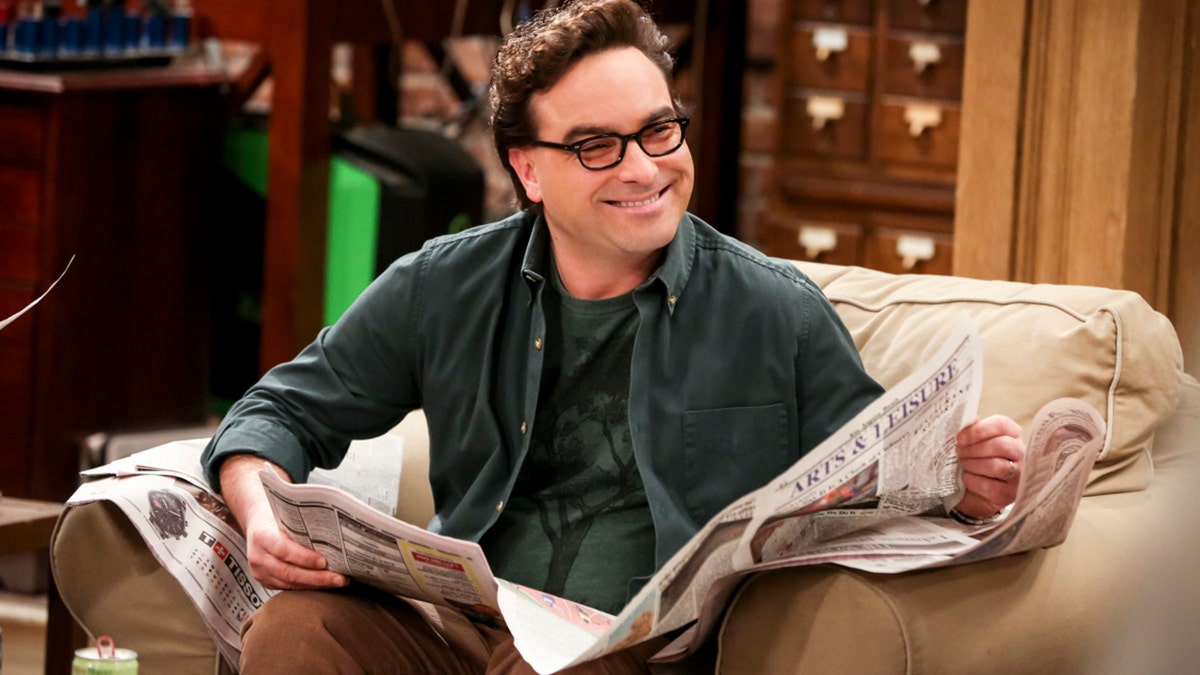 "The Solo Oscillation" -- Pictured: Leonard Hofstadter (Johnny Galecki). When Sheldon kicks Amy out to work solo, she and Leonard bond during a series of science experiments. Also, Bert the geologist replaces Wolowitz in the band Footprints on the Moon, and Sheldon finds Penny a surprising source of scientific inspiration, on THE BIG BANG THEORY, Thursday, Jan. 11 (8:00-8:31 PM, ET/PT) on the CBS Television Network. Laurie Metcalf returns as Sheldon's mother, Mary. Photo: Michael Yarish/Warner Bros. Entertainment Inc. ÃÂÃÂ© 2017 WBEI. All rights reserved.