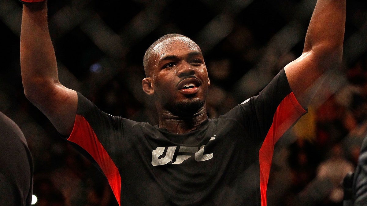 Jon Jones mempertahankan gelar kelas berat di UFC 152