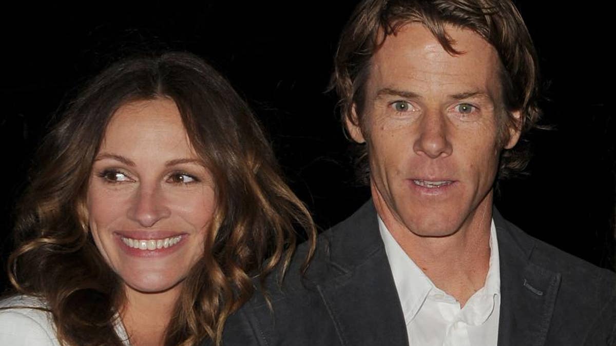 Despite%20both%20being%20in%20serious%20relationships%2C%20Julia%20fell%20in%20love%20with%20cameraman%20Danny%20Moder%20on%20the%20set%20of%20%26quot%3BThe%20Mexican%26quot%3B%20in%202001.%20They%20married%20a%20year%20later%2C%20after%20Moder's%20divorce%2C%20and%20have%20three%20kids%20together.%0A
