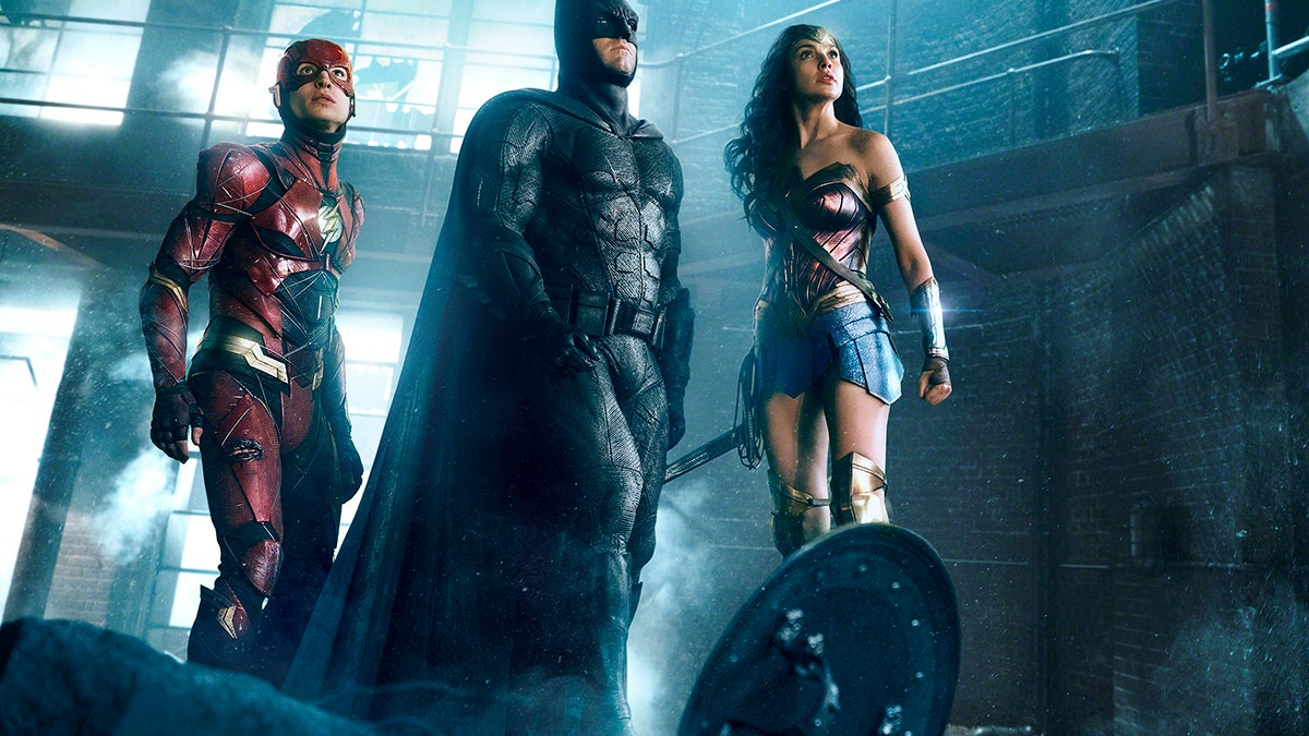 Ezra Miller, de izquierda a derecha, Ben Affleck y Gal Gadot en una escena de 