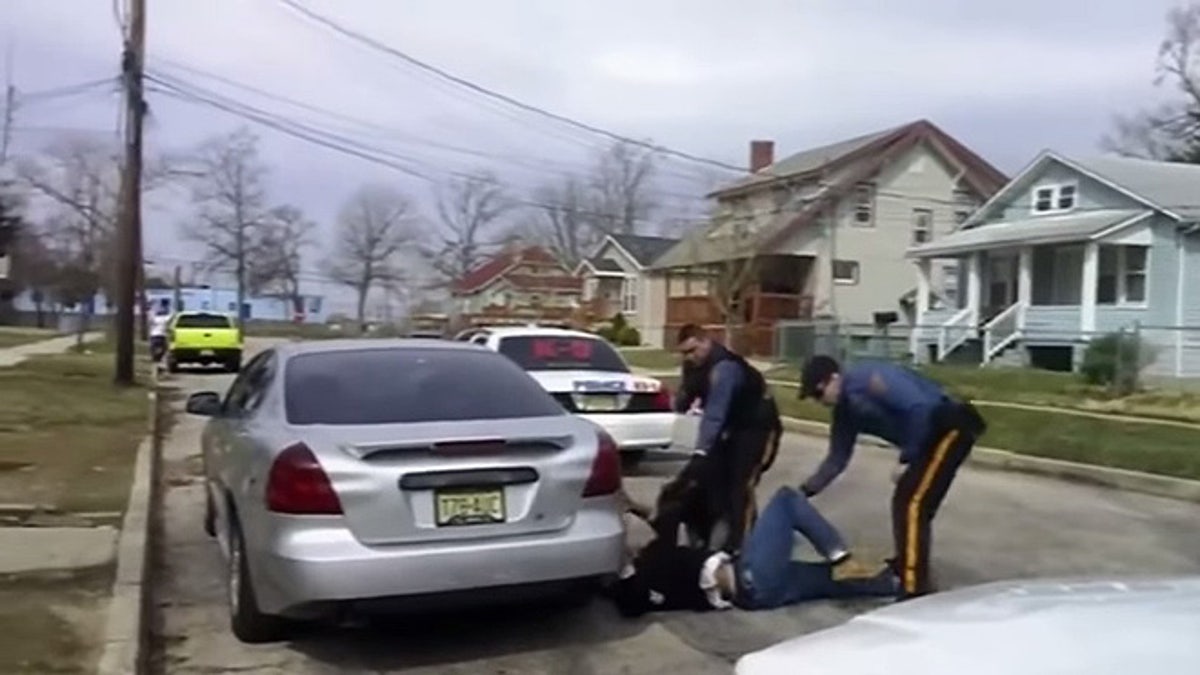 Video viral tersangka NJ diserang anjing polisi memicu kemarahan