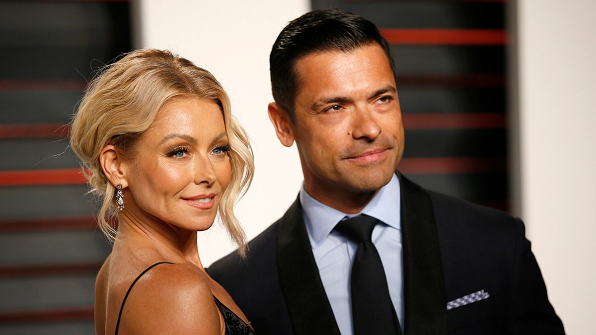 Actress Kelly Ripa and husband Mark Consuelos arrives at the Vanity Fair Oscar Party in Beverly Hills, California February 28, 2016. REUTERS/Danny Moloshok - TB3EC2T0LJLFQ