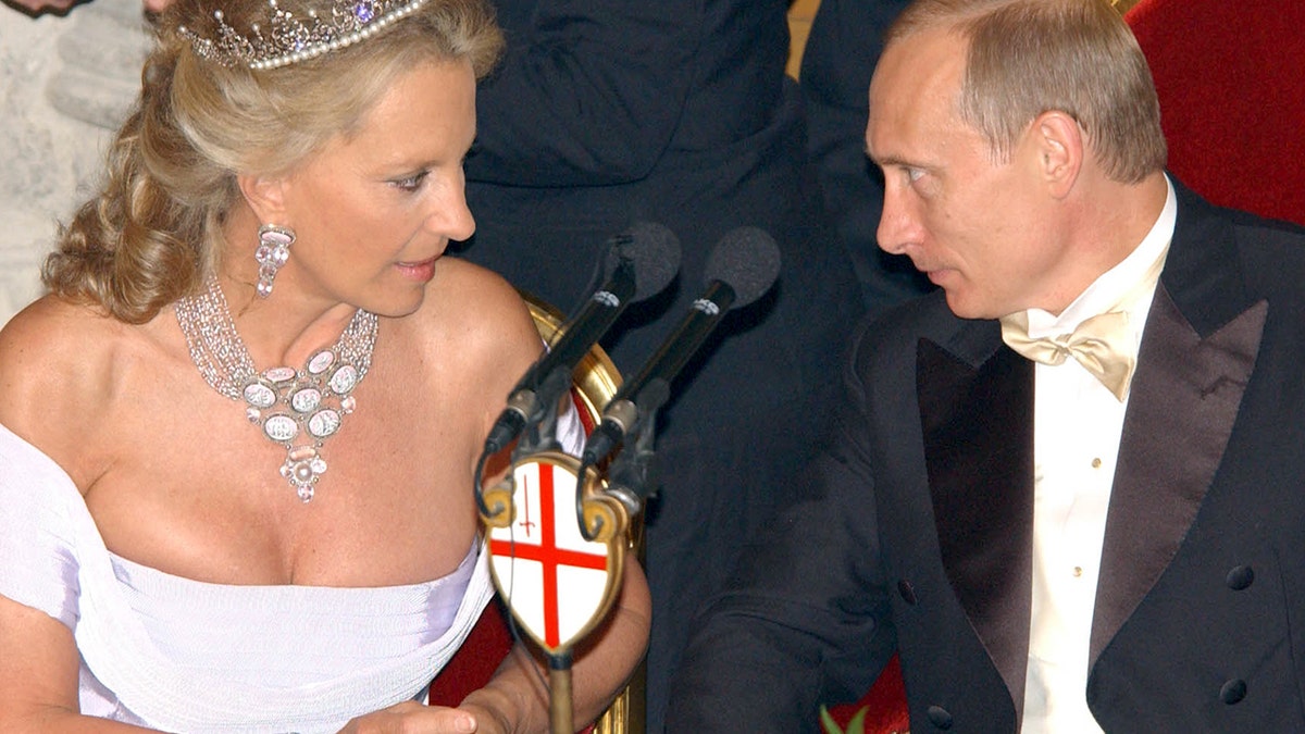 Russian President Vladimir Putin (R) speaks with Britain's Princess
Michael of Kent during a reception at the Guildhall in London, June 25,
2003.