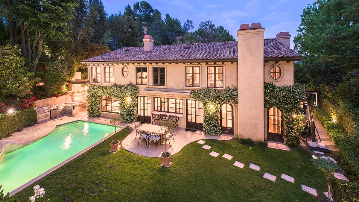 kim kardashian home exterior