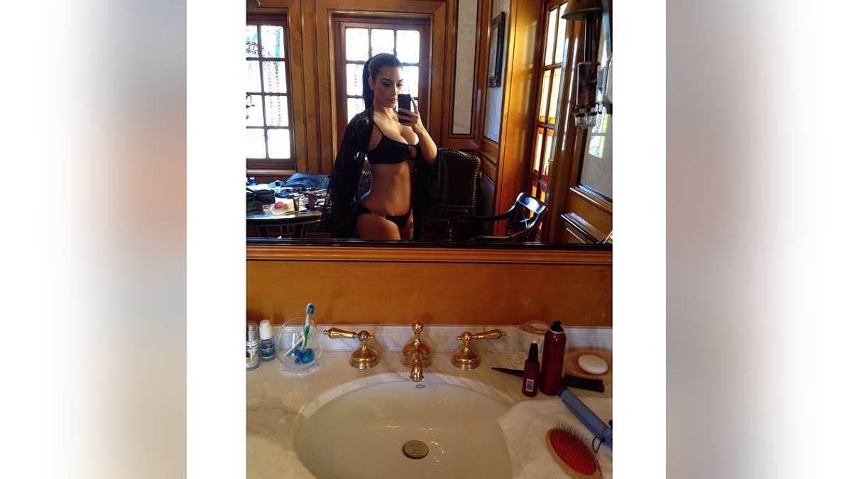 Kim Kardashian mengenakan bikini saudara perempuannya dan Girl Crush milik Miranda Lambert