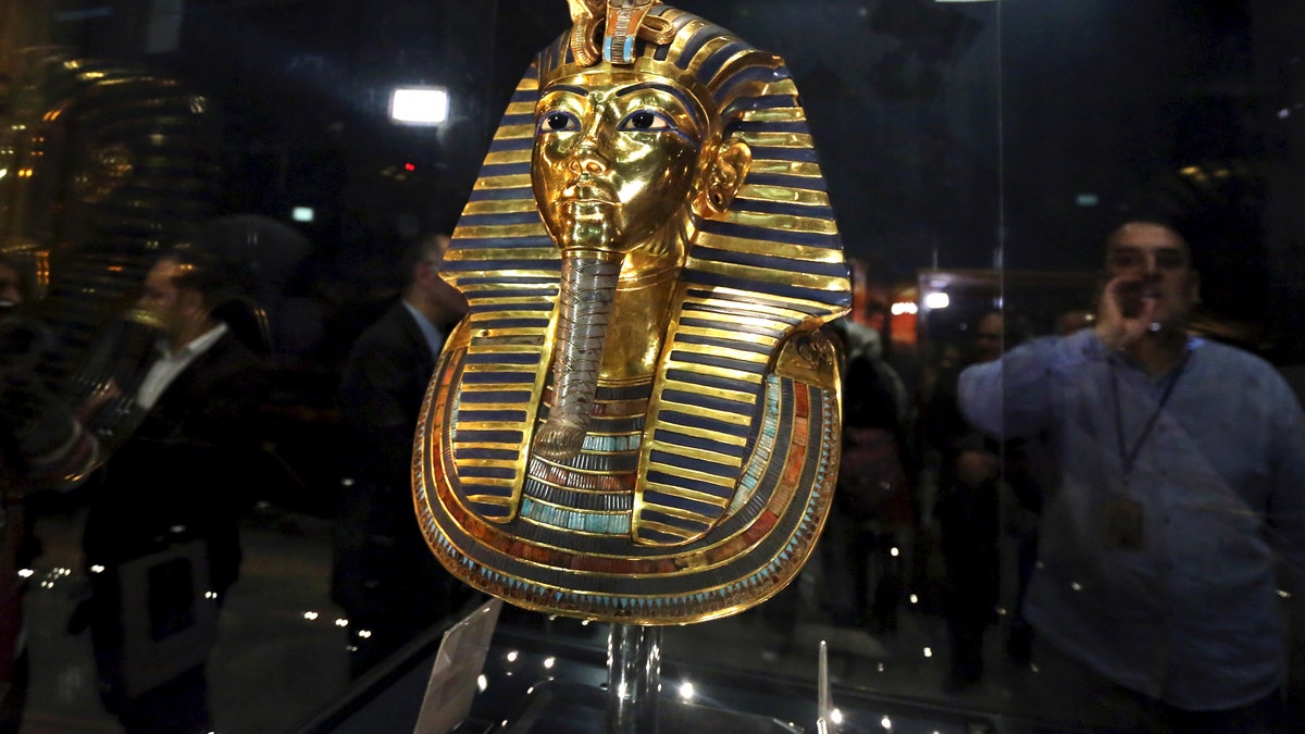 The golden mask of King Tutankhamun is displayed inside a glass cabinet at the Egyptian Museum in Cairo, Egypt, December 16, 2015. Egyptian antiquities authorities announced on Wednesday the completion of restoration work conducted on the mask of Egypt's famous boy king, Tutankhamun. REUTERS/Mohamed Abd El Ghany - GF10000268424