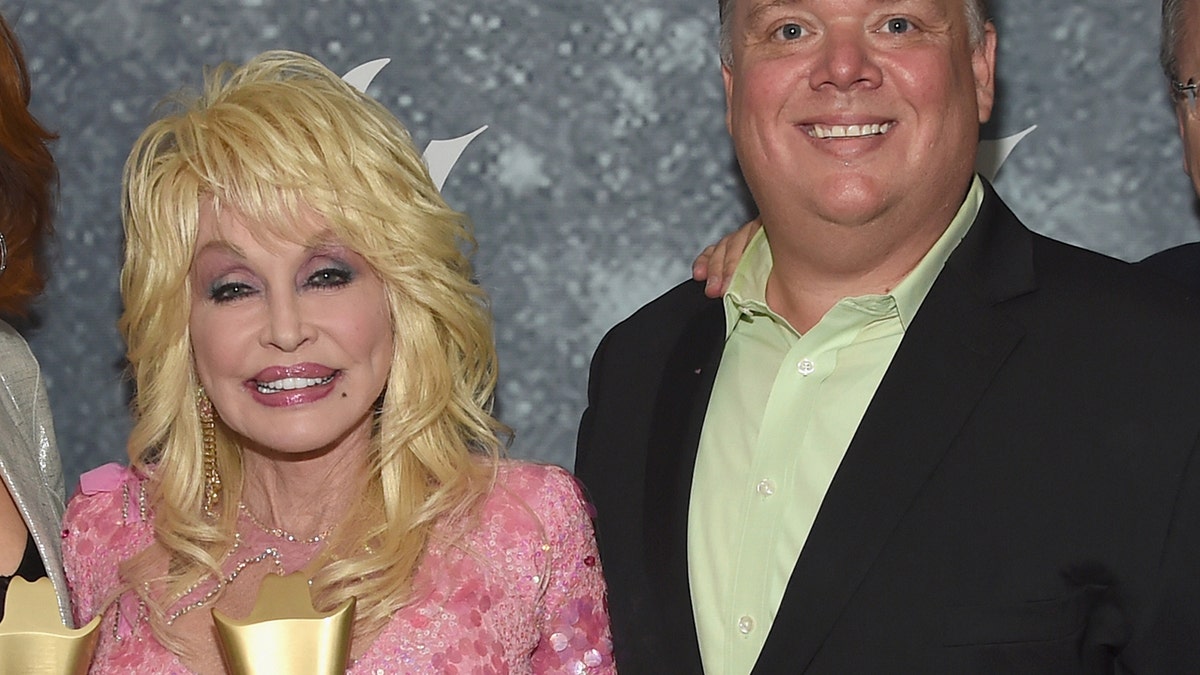 NASHVILLE, TN - AUGUST 23:  Danny Nozell of CTK Management, Reba McEntire, Dolly Parton, Kirt Webster of Webster Media, and ACM's Pete Fisher attend the 11th Annual ACM Honors at the Ryman Auditorium on August 23, 2017 in Nashville, Tennessee.  (Photo by Rick Diamond/Getty Images for ACM)