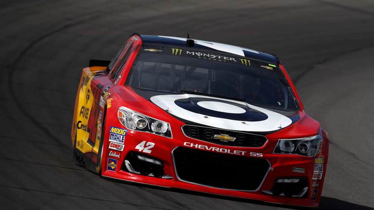 Kyle Larson bertahan di akhir restart untuk menang lagi di Michigan