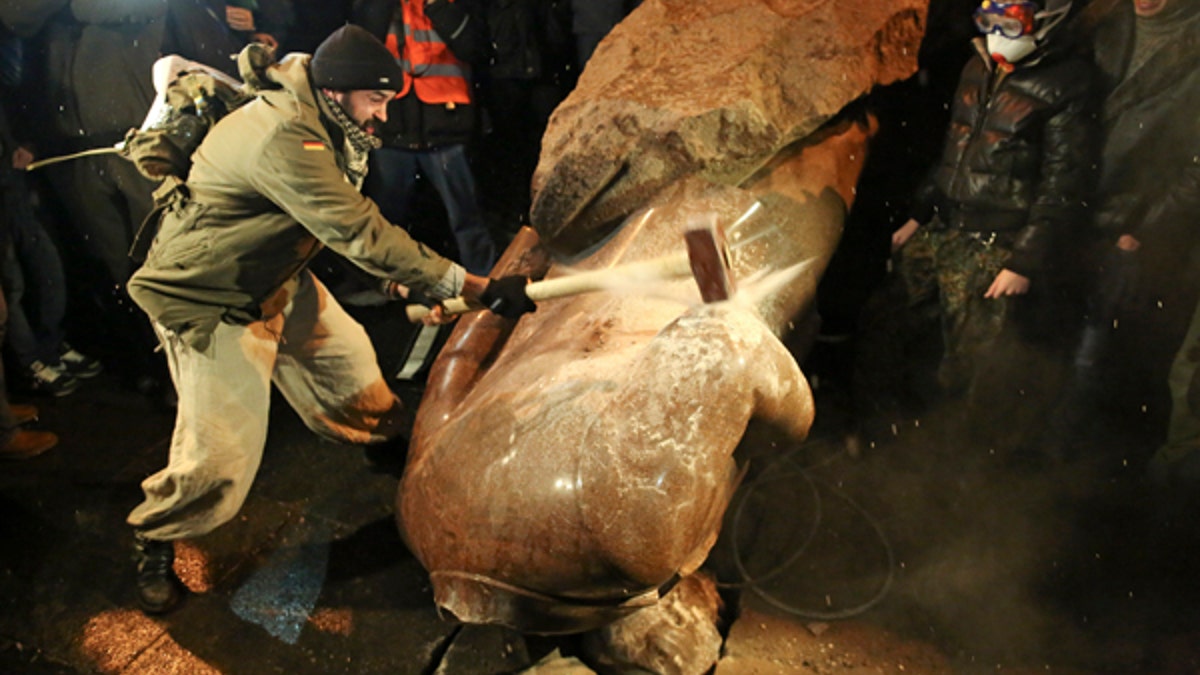 lenin-statue-toppled