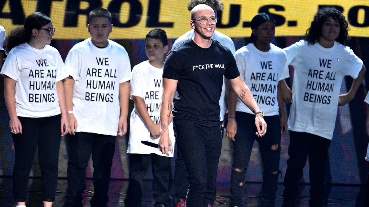 logic shirt vmas 2018 ap