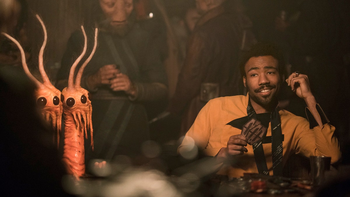 En esta imagen difundida por Lucasfilm, Donald Glover como Lando Calrissian en una escena de 