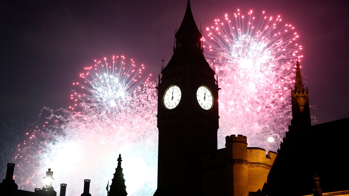 Fireworks explode by the Big Ben clocktower in London, Britain January 01, 2017. REUTERS/Neil Hall - RTX2X3MK