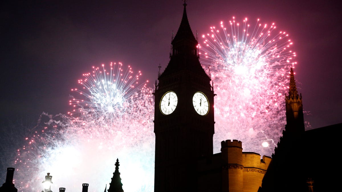 Fireworks explode by the Big Ben clocktower in London, Britain January 01, 2017. REUTERS/Neil Hall - RTX2X3MK