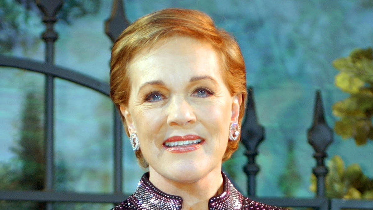Julie Andrews pose for photographs during arrivals to the 40th anniversary and re-premiere of Mary Poppins at the El Capitan Theatre in Los Angeles, Tuesday, Nov. 30, 2004. (AP Photo/Ann Johansson)                               