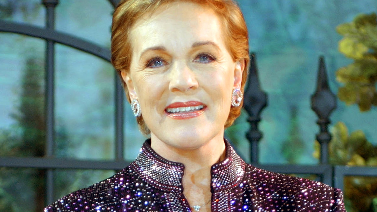 Julie Andrews pose for photographs during arrivals to the 40th anniversary and re-premiere of Mary Poppins at the El Capitan Theatre in Los Angeles, Tuesday, Nov. 30, 2004. (AP Photo/Ann Johansson)                               