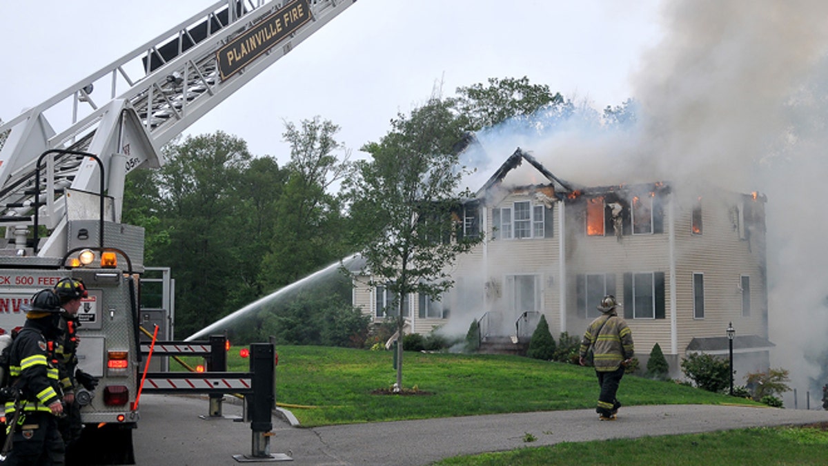 2eeb7e18-Plane into House