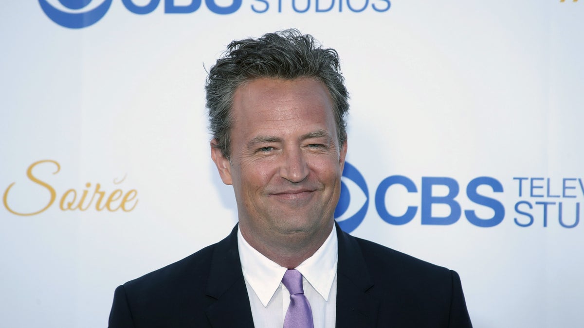 Actor Matthew Perry poses at the CBS Studios rooftop summer soiree in West Hollywood, California May 18, 2015. REUTERS/Danny Moloshok - RTX1DK3W