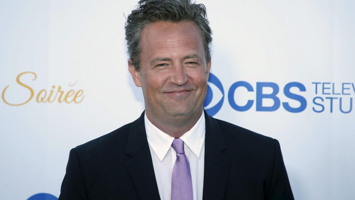 Actor Matthew Perry poses at the CBS Studios rooftop summer soiree in West Hollywood, California May 18, 2015. REUTERS/Danny Moloshok - RTX1DK3W