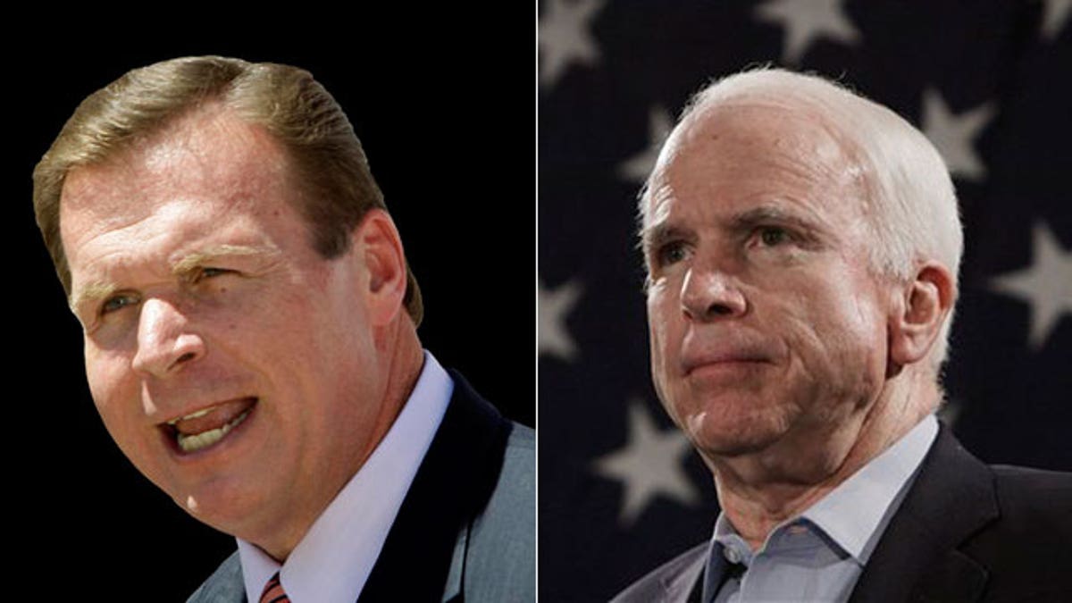 McCain, Hayworth Mainkan Switcheroo di Akhir Pekan Hari Peringatan