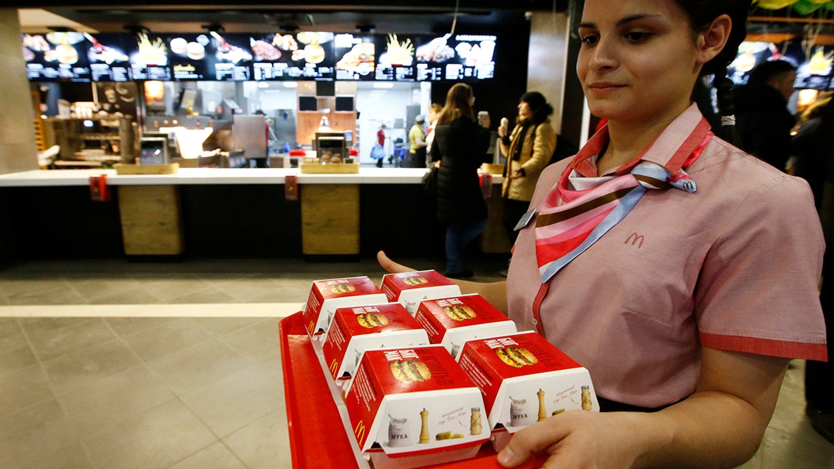A McDonald's employee holds a tray of Big Mac burgers at their fast food restaurant in central Moscow, Russia January 31, 2017.  REUTERS/Sergei Karpukhin - LR1ED1V0U0NUK