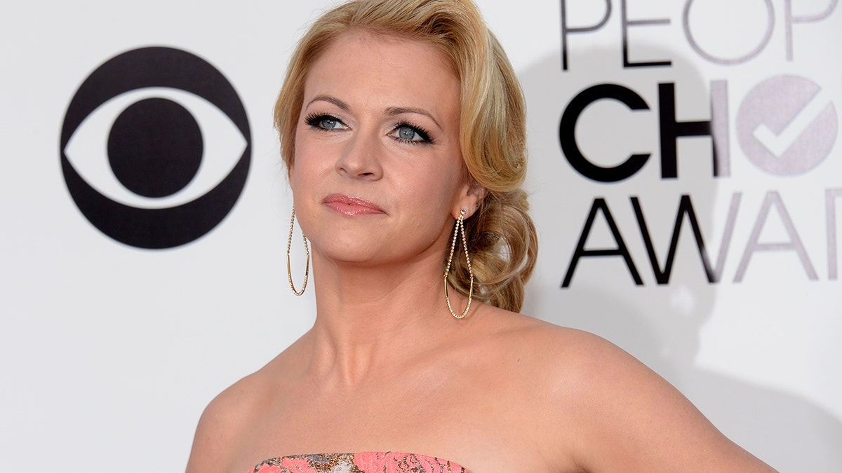 Actress Melissa Joan Hart poses as she arrives at the 2014 People's Choice Awards in Los Angeles, California January 8, 2014.  REUTERS/Kevork Djansezian (UNITED STATES  - Tags: ENTERTAINMENT)  (PEOPLESCHOICE-ARRIVALS) - TB3EA1903MM80