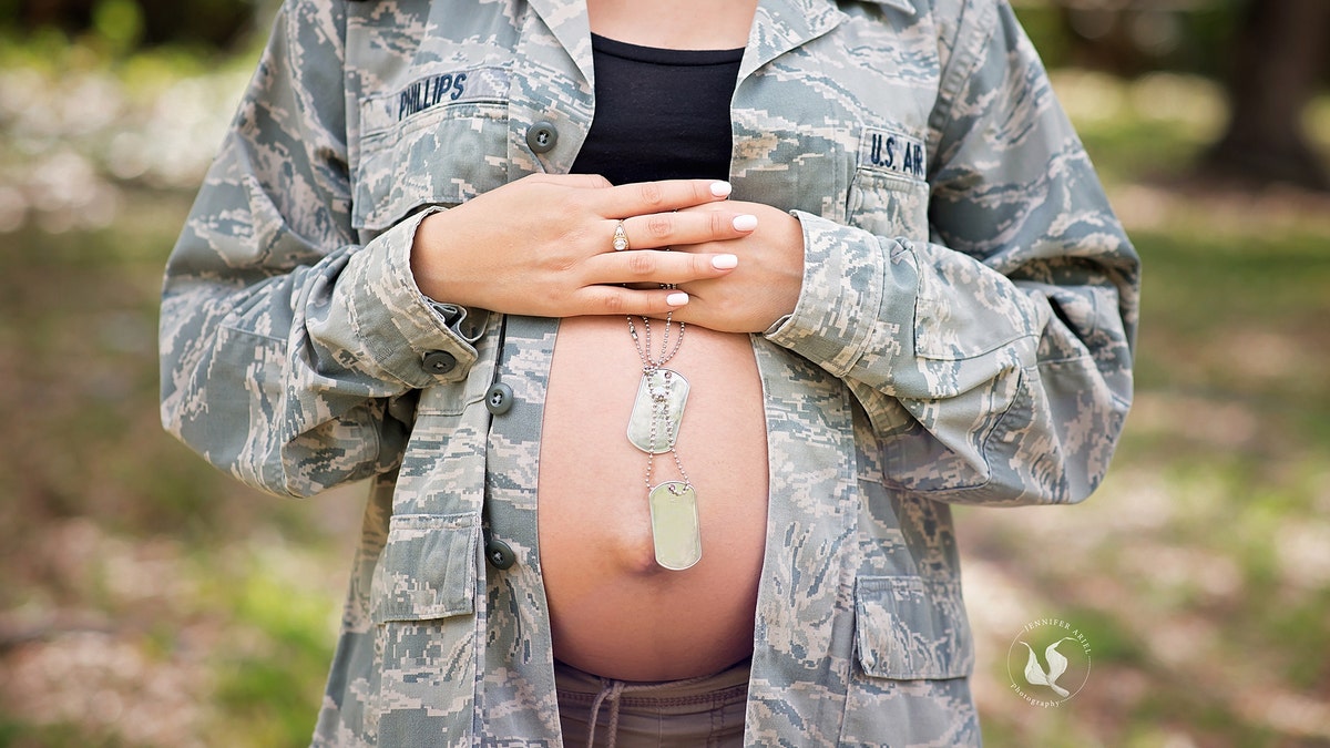 military maternity photo 2