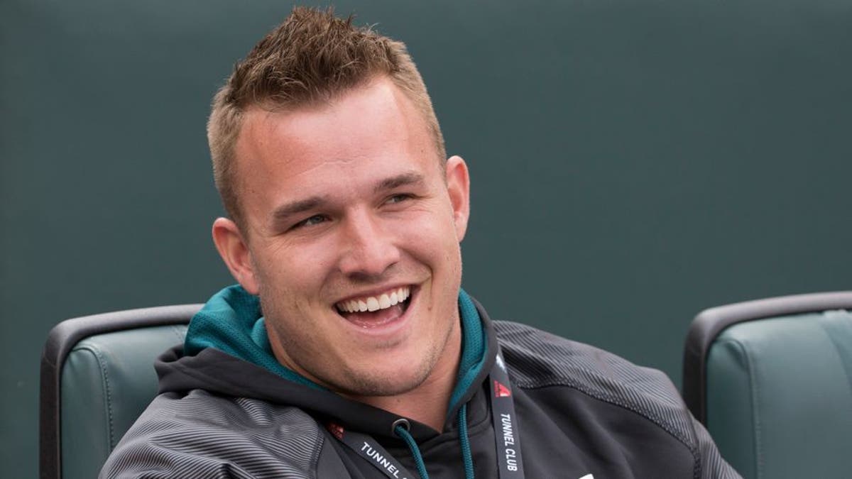 Mike Trout made his buddy wear a full Eagles uniform to the gym