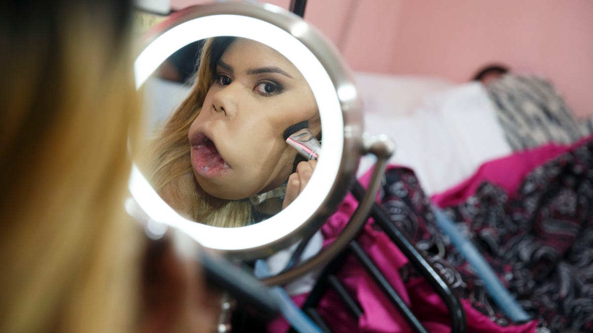 Wanita dengan facelift mendapatkan ketenaran sebagai vlogger makeup