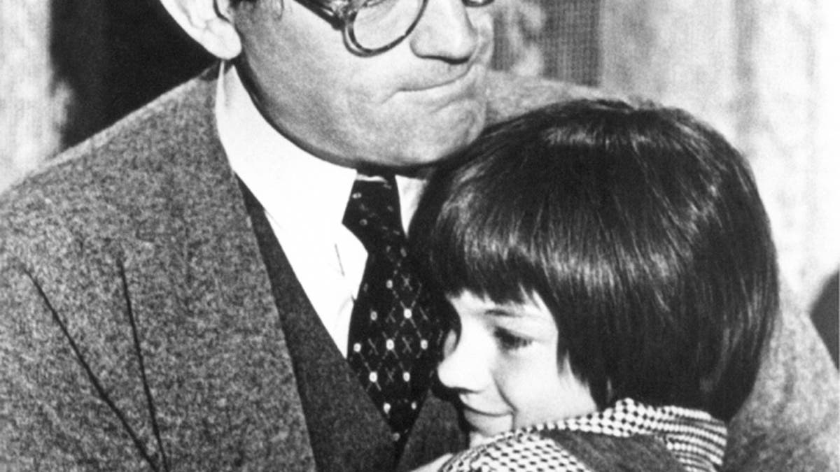 Gregory Peck embraces Mary Badham   Performing