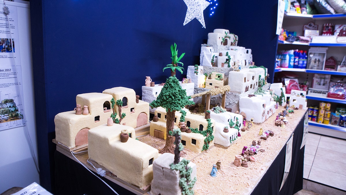 Nativity scene fruit cake 3 SWNS