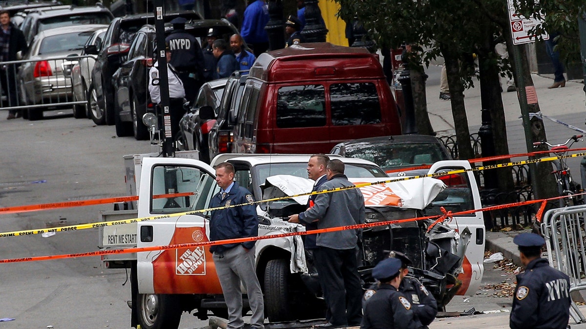 Police investigate a pickup truck used in an attack on the West Side Highway in lower Manhattan in New York City, U.S., November 1, 2017.REUTERS/Brendan McDermid - RC164AC6D8E0