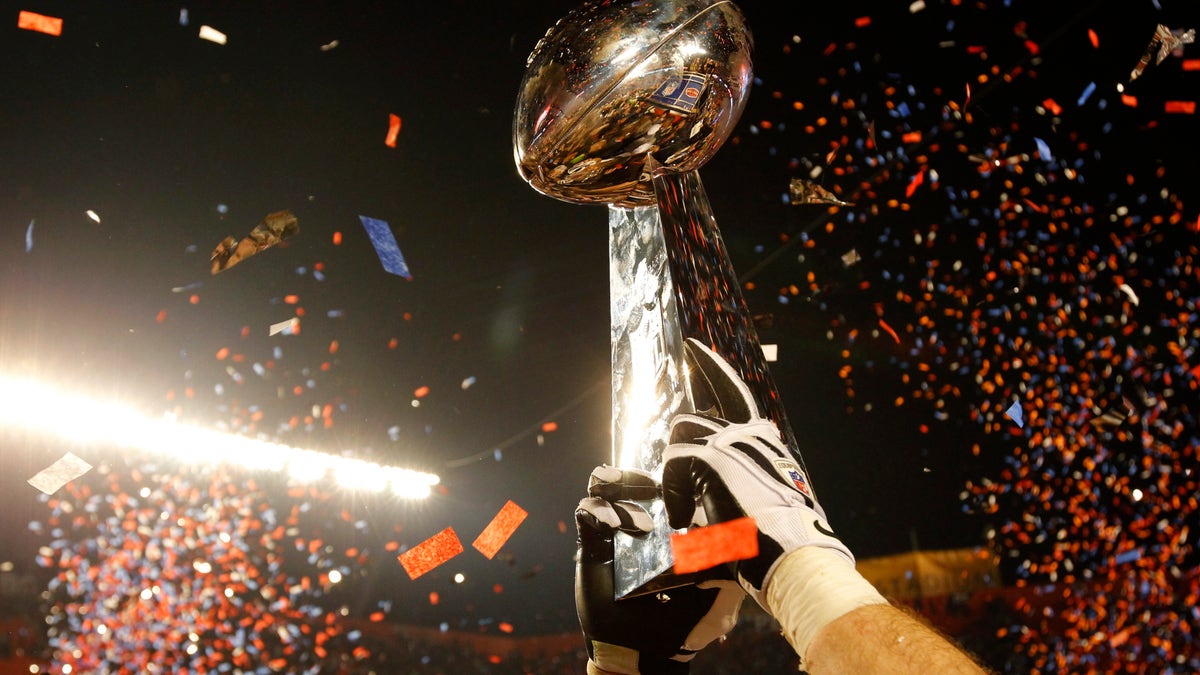 The Vince Lombardi Trophy is lifted into the air after the New Orleans Saints defeated the Indianapolis Colts in the NFL's Super Bowl XLIV football game in Miami, Florida, February 7, 2010.     REUTERS/Mike Segar (UNITED STATES) - RTR29YJ0