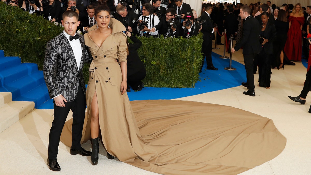 Metropolitan Museum of Art Costume Institute Gala - Rei Kawakubo/Comme des Garcons: Art of the In-Between - Arrivals - New York City, U.S. - 01/05/17 - Nick Jonas and Priyanka Chopra. REUTERS/Lucas Jackson - HP1ED52001OK6