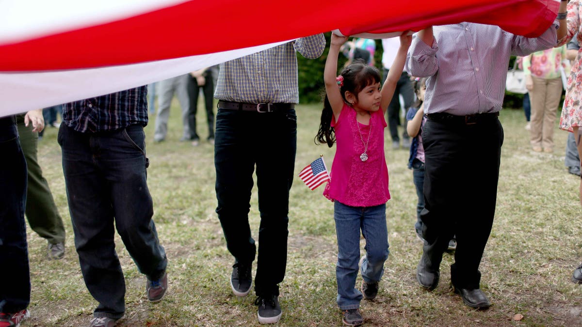 Koch bersaudara mencoba melepaskan citra anti-imigran dan membantu kandidat konservatif