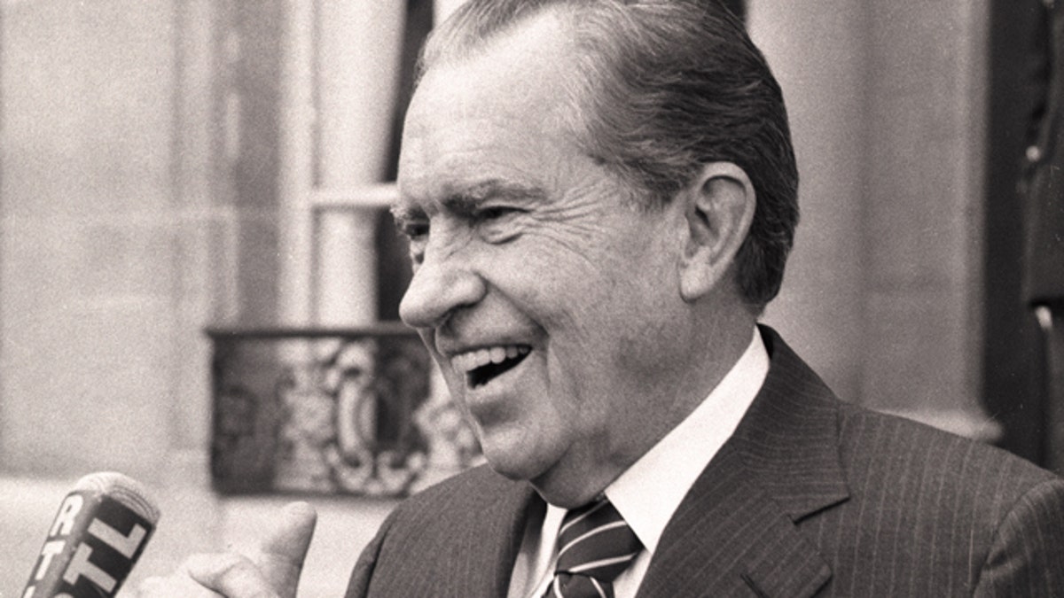20 de maio de 1987: O ex-presidente dos EUA Richard Nixon no Palácio Presidencial do Eliseu, em Paris. 